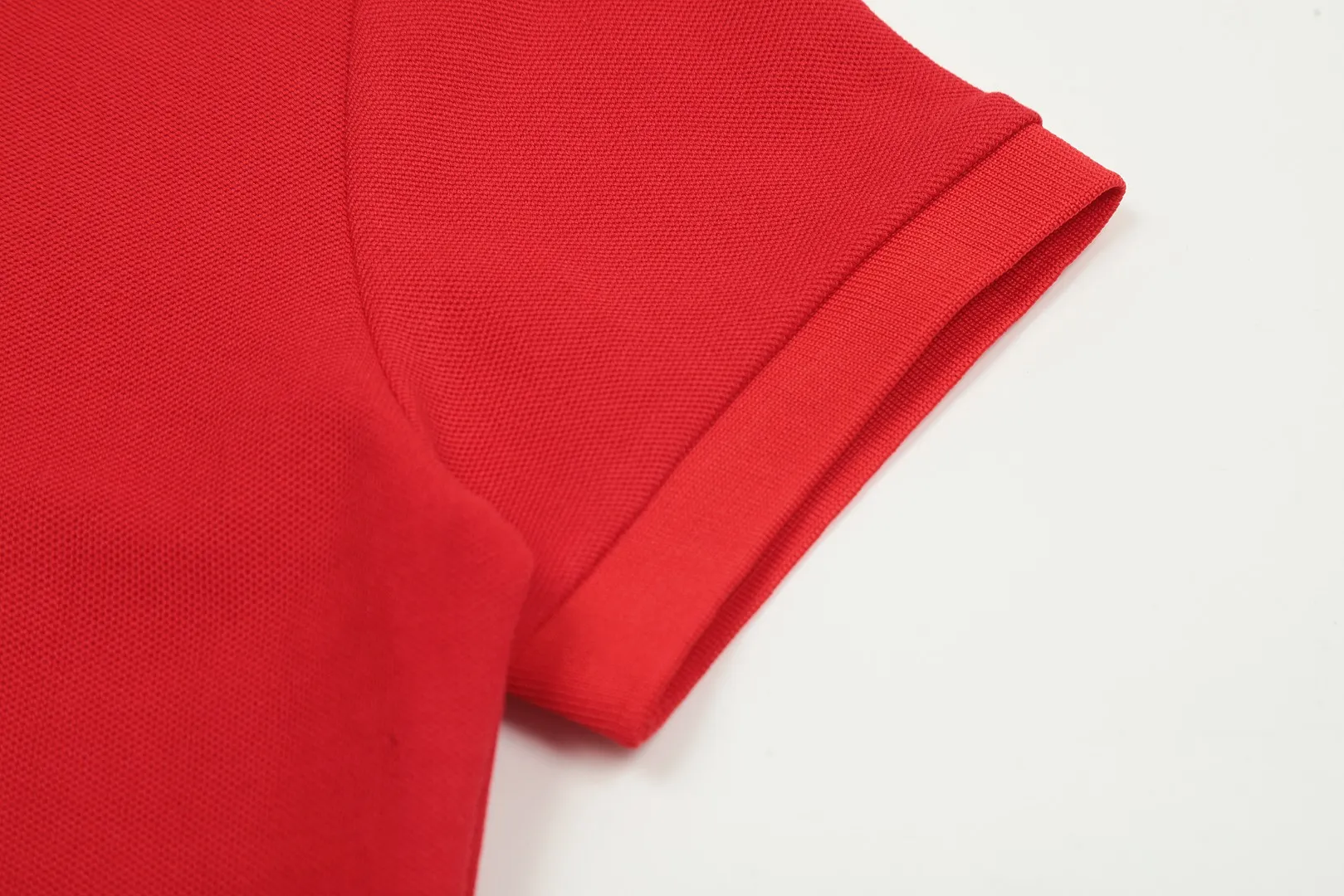 🅿️152 "Top quality" Style number: DS004# (not off the shelves all year round) [Ralph Lauren classic pony embroidered lapels women's slim fit POLO short sleeves] ✅Ralph Lauren Ralph Lauren classic basic women's all-match slim fit POLO short sleeves ✅Main supplier platform live broadcast Wholesale entities Replenish when out of stock Not off the shelves ✅ZP quality 1:1 pattern making Scan the code to enter the GF website Z cabinet quality ✅Details and quality are the only one in Guangzhou. Imported pique fabrics focus on high-end and cost-effective. Needless to say good quality. ✅The version is restored to the original order. The maximum size can be worn up to 130 pounds. Loose, comfortable and stress-free.